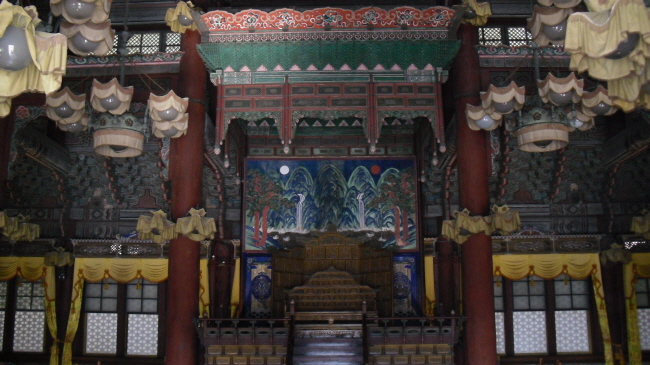 4. ������ ����<BR />   ������ �ȿ��� ���鿡 �ӱݴ��� ����� �ְ�, �� �ڿ��� ������ ���� ��� � �ڿ��� �Ͽ����ǵ���� ��ǳ�� �ִ�.