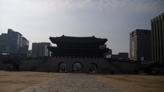 1. ��ȭ�� / ��ȭ���� �溹���� �����̴�. ������ ���ÿ� �ش��ϴ� �ñ��� �������μ� �ٸ� �ñȵ��� ������ �޸� ����<BR />���� ������ �װ� ������ ���� �ݽ��� ����.