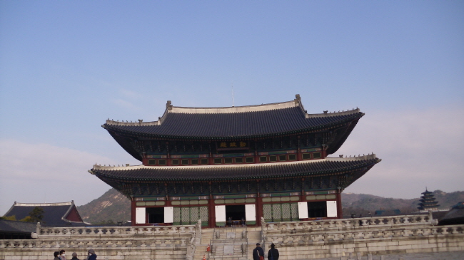 4. ������(���� ��223ȣ) / �溹���� �����̴�. ���� ���ϵ��� ��ȸ�� �������� ��� �Ǵ� ����� �����ϴ� ���̴�.<BR />�������� �� ������ �ǹ��� 2���� ���� ���� ���� �ڸ��ϰ� ������ ���� ������ �ִ�.