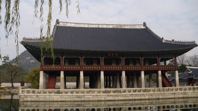 5. ��ȸ�� / ��ȸ��� ħ������ ���ʿ� ��ġ�� ���� �ȿ� ������ �����̴�. �ܱ������� ���볪 �ӱݰ� ������ ��ȸ��ҷ� ������.