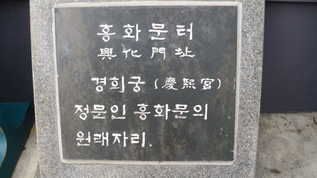 1. ��ȭ�� / ���� ������ ���� ����ó� �� ������ �����ϴ� ����� ���� �Ǿ���. ��ȭ���� �� ��ġ�� ������ȸ���� ��ġ�� ����� ����ġ�� �ű� ���� ���� �������� 100��m �̵��ߴ�.