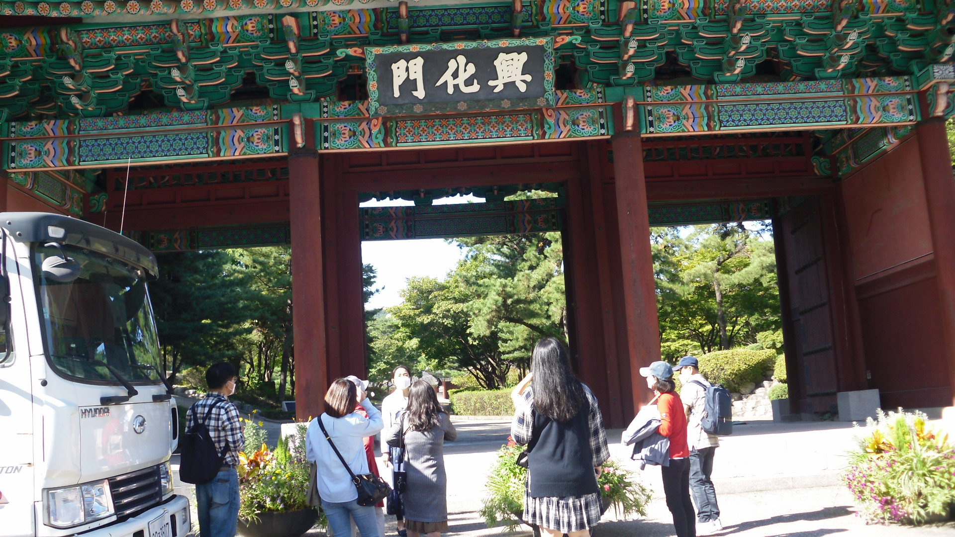 ��ȭ���� ����� ������ȭ�� ��19ȣ�� �����Ǿ� �ִ�. ������ ��õ�� ����, �� ������ ������ ���� �ڸ����� ������ �ٶ󺸰� �־���.