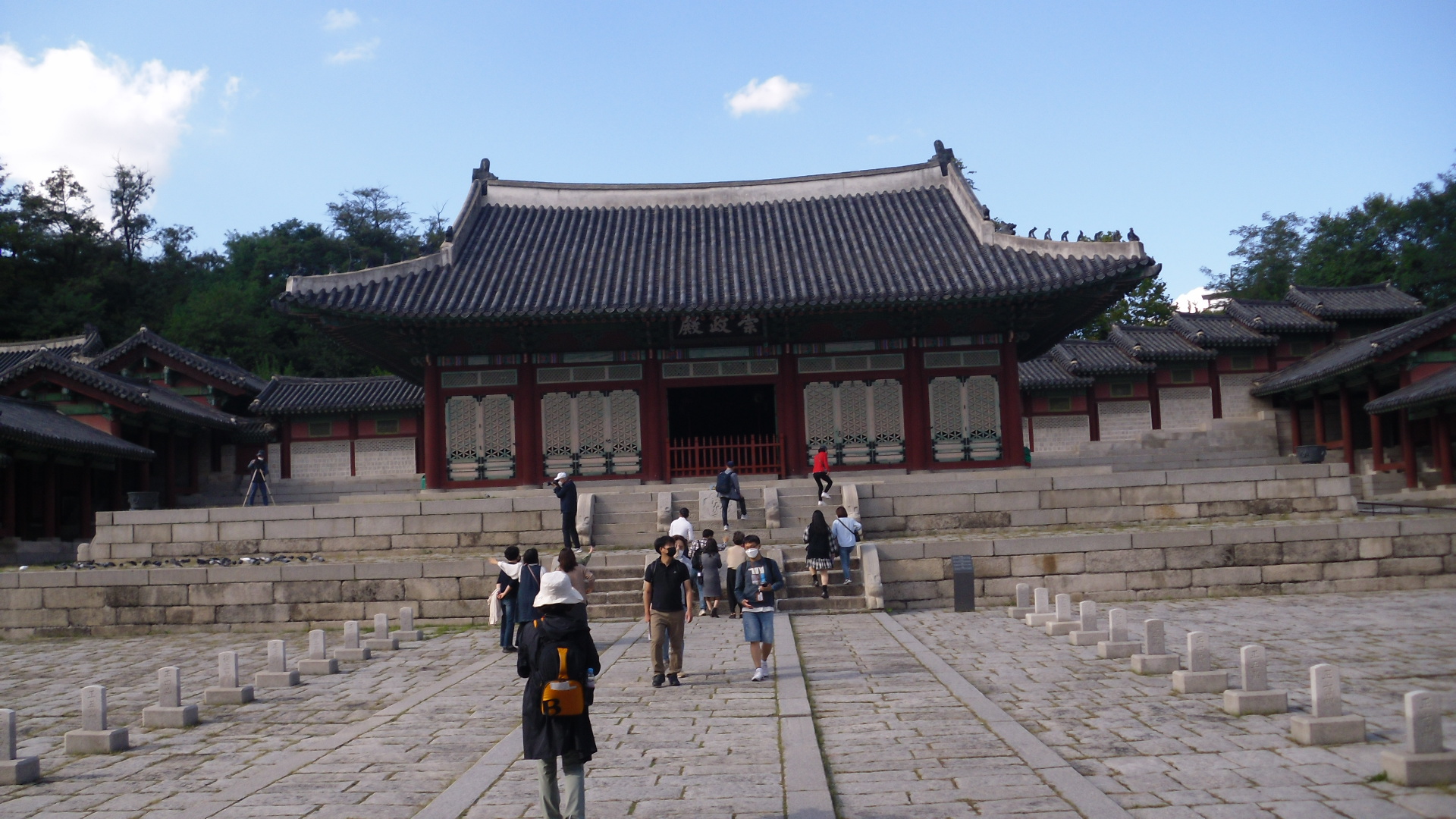 ��������  ���������� ���� �����̸� ���� ����� �׾� ���븦 ������� �ձ����μ� ������ ���߰� �ִ�. ���������� ������ ��ܿ��� ��Ȳ�� ���� �䵵�� �����  �ձ��� ������ ��¡�ϰ� �ִ�. 