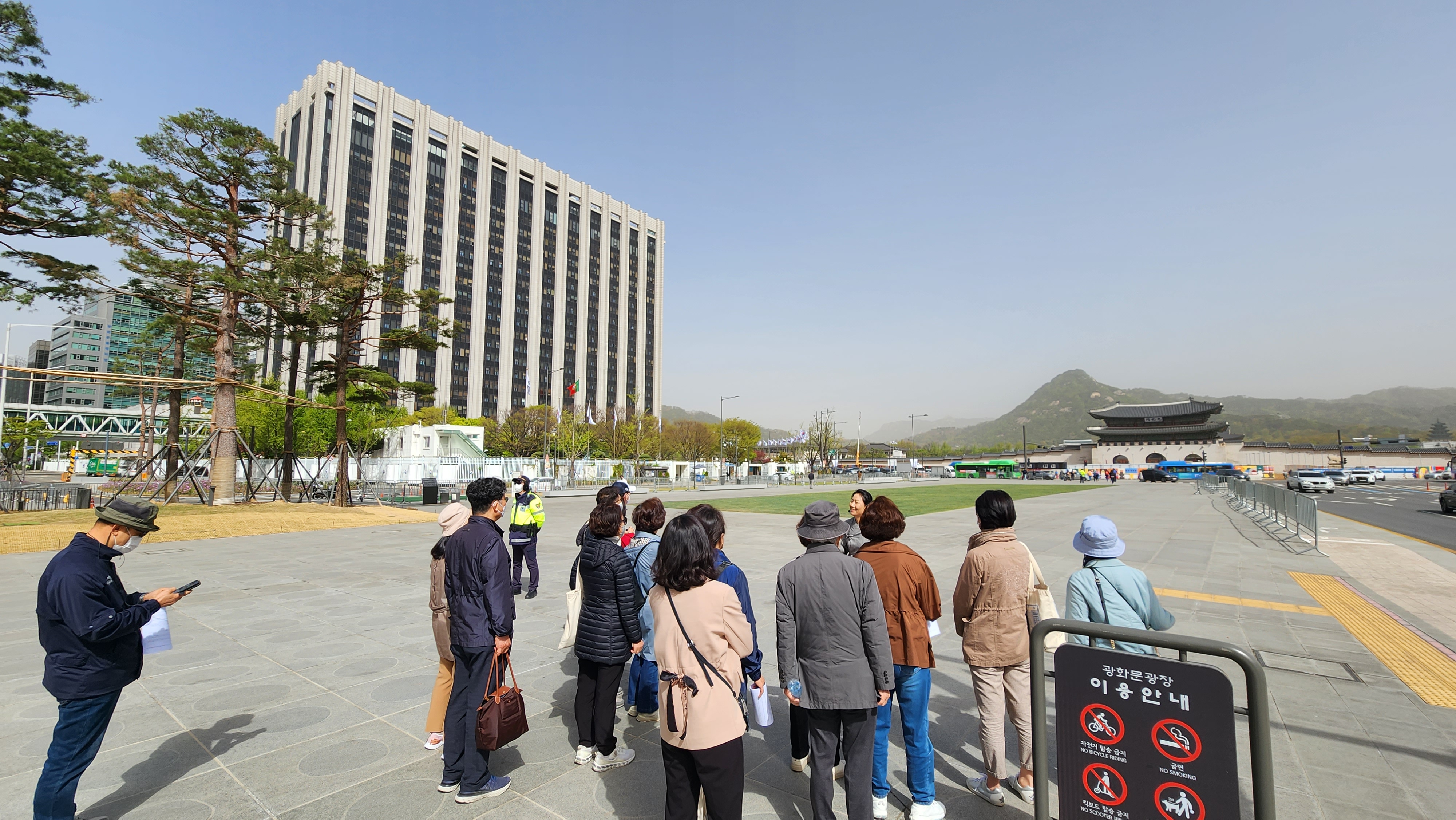 <BR /><±¤È¹® ±¤Àå><BR />ÇÏ´Ã~»ê~±Ã±È·Î À̾îÁö´Â Á¶¼±ÀÇ °ÇÃà. »çÇåºÎºÎÅÍ ±â·Î¼Ò±îÁö ¿¾ À°Á¶°Å¸®¸¦ °Å´Ò´Ù.