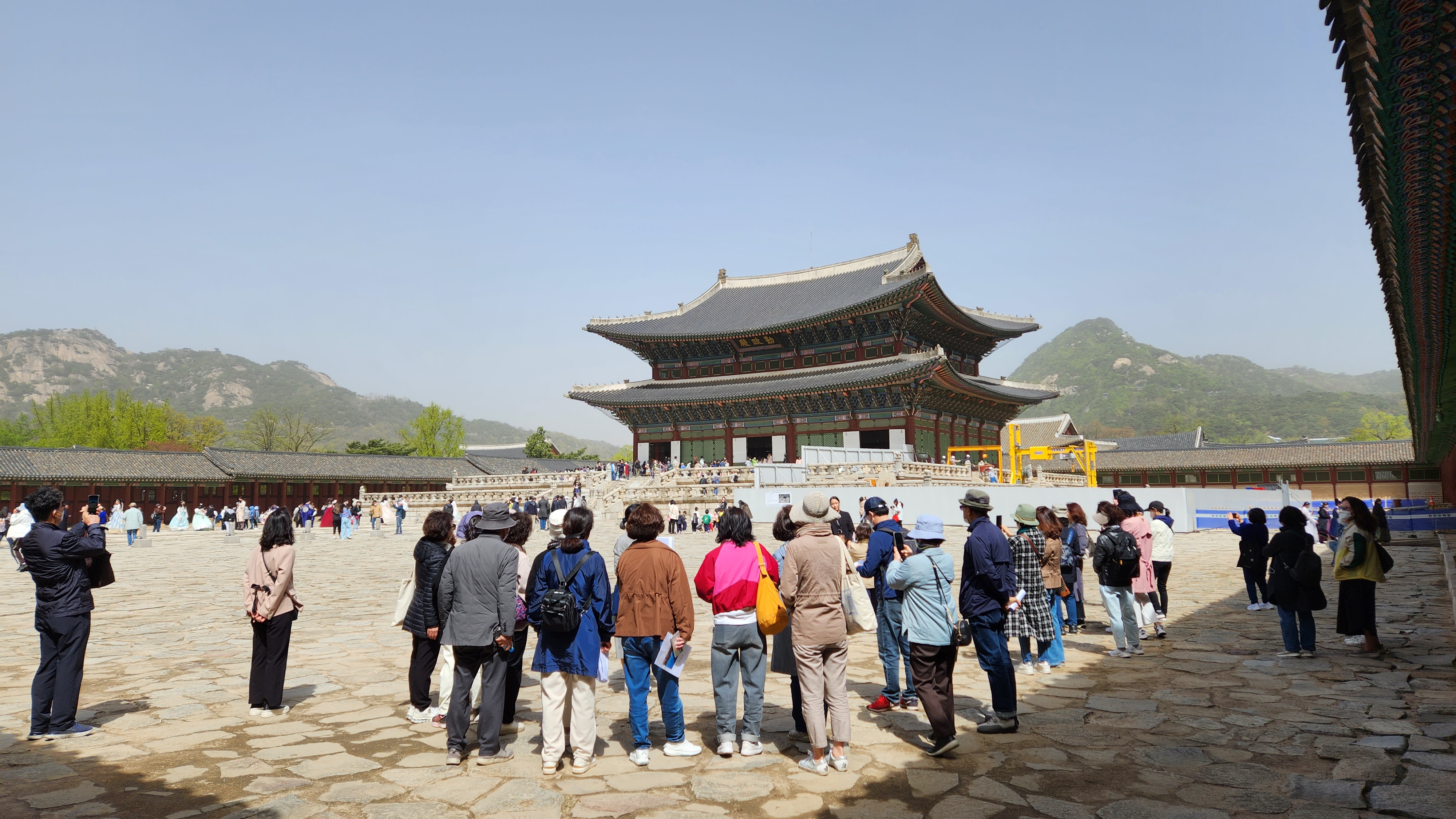 <±ÙÁ¤Àü>
'ºÎÁö·±È÷ Á¤Ä¡¿¡ Èû¾²¶ó'. ¿ÕÀÇ Á¶È¸¿Í Áß¿ä Çà»ç°¡ ¿·È´ø Á¤ÀüÀÇ ¿ª»ç.