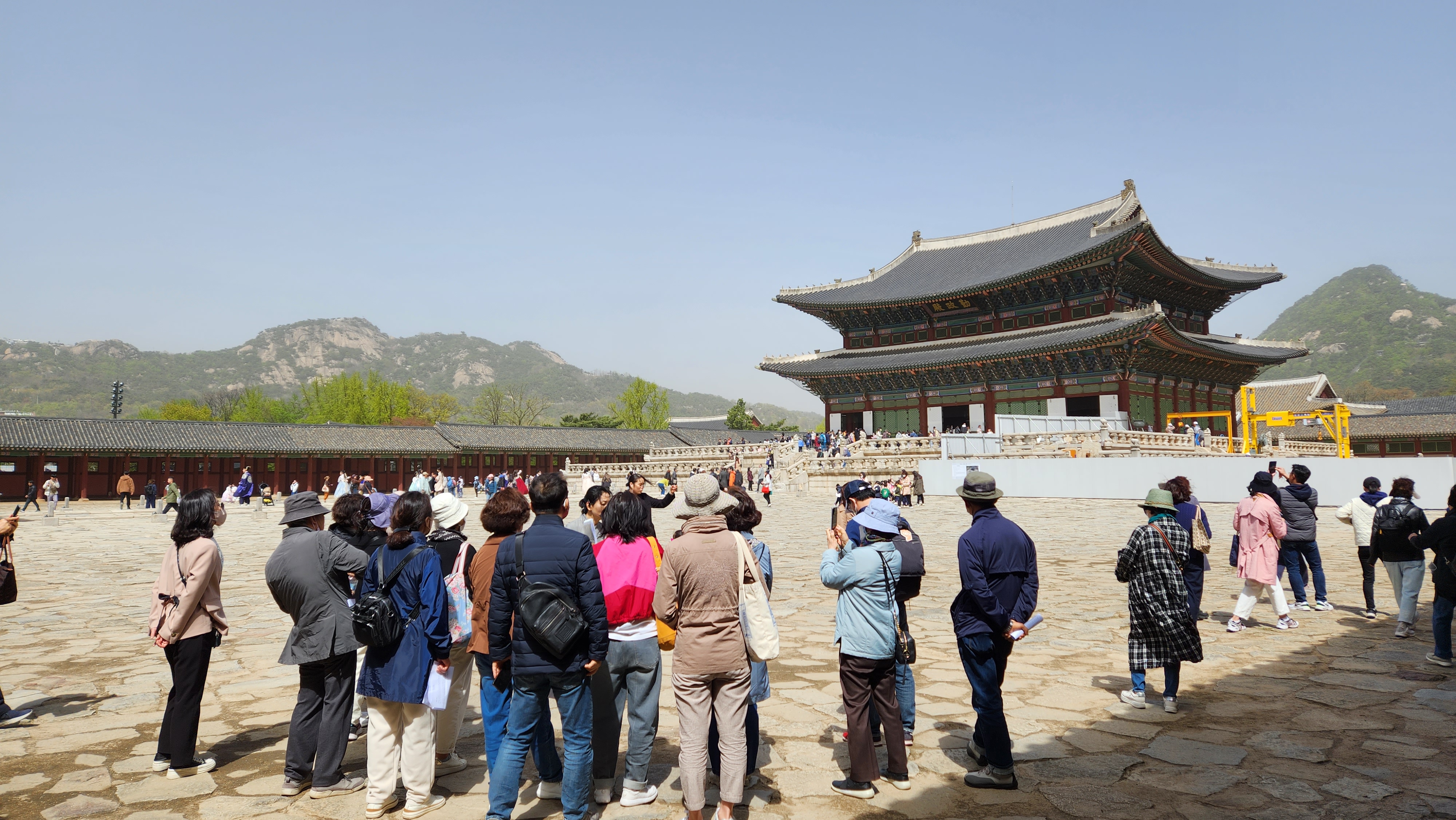 ¹Ù´ÚÀÇ ÆÇ¼®ºÎÅÍ ³»ºÎÀÇ ±âµÕ±îÁö ±ÙÁ¤Àü °ÇÃà¿¡ ´ã°ÜÁø ¼Ó ¶æ