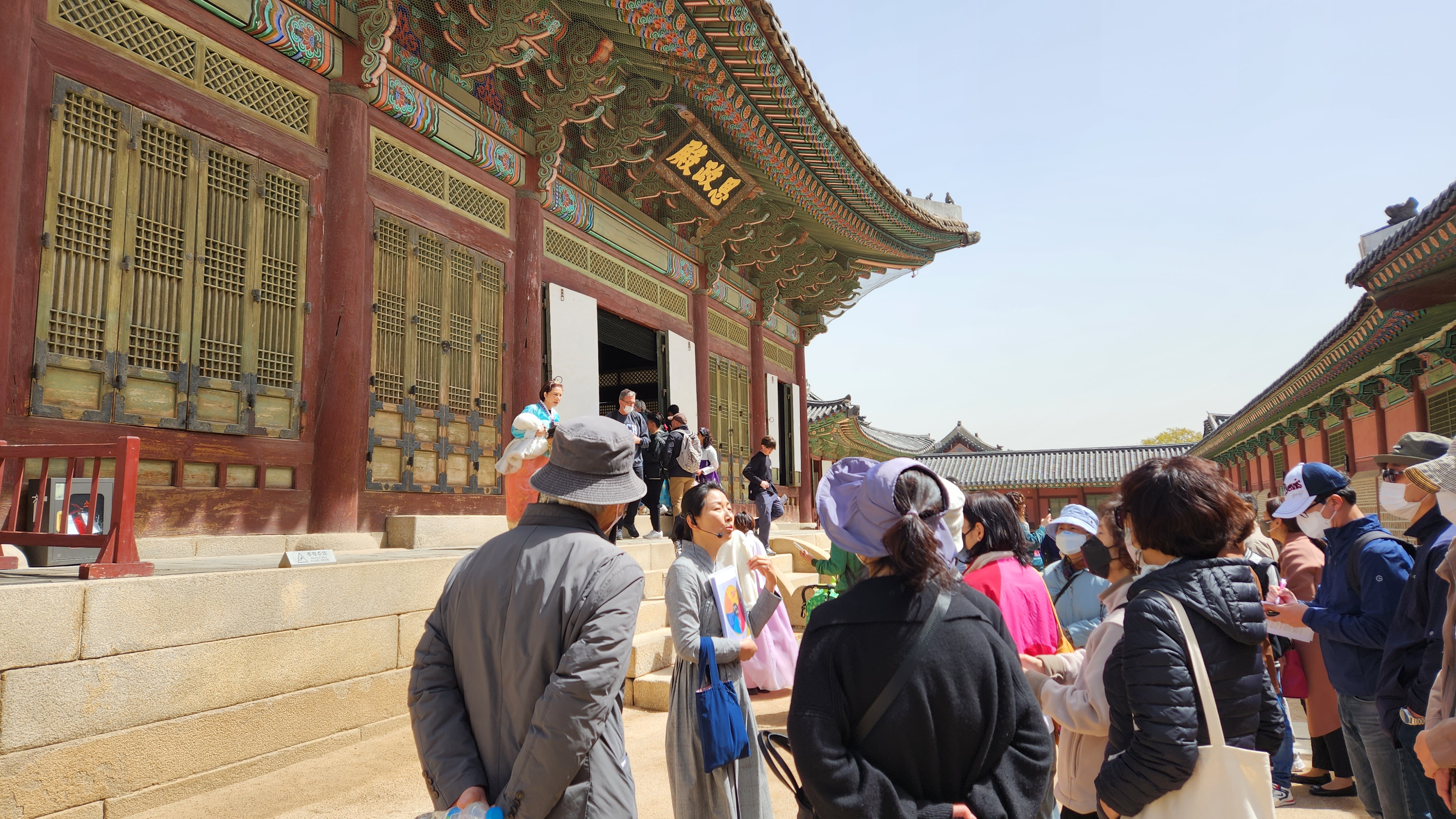 <»çÁ¤Àü>
»çÁ¤Àü°ú °³çÀü, ¿ÕÀÇ ¾÷¹«¿Í ÈÞ½ÄÀå¼Ò. ±ÈÀÇ ±¸Á¶¿Í °ø°£À¸·Î ¿ÕÀÇ ÀÏ»óÀ» ´À²¸º¸´Ù.