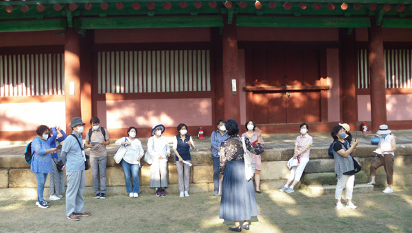 ¼ÛÆÄ¹®È¿øÀº µÎÂ÷·Ê Á¤µ¿¡¤´ö¼ö±Ã, ¼º±Õ°ü¡¤Ã¢°æ±ÃÀ» ޹æÇÏ´Â ¡®¼¿ï ±Ã±È ´Þºû±âÇ࡯¸¦ ÁøÇàÇß´Ù. Âü°¡ÇÑ ¼ÛÆÄ±¸¹ÎµéÀÌ Àü¹®Çؼ³»ç·ÎºÎÅÍ ¼³¸íÀ» µè°í ÀÖ´Ù.